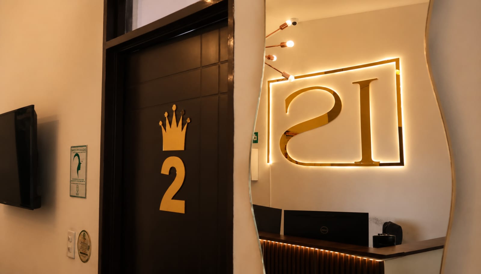 Detalle de puerta numerada