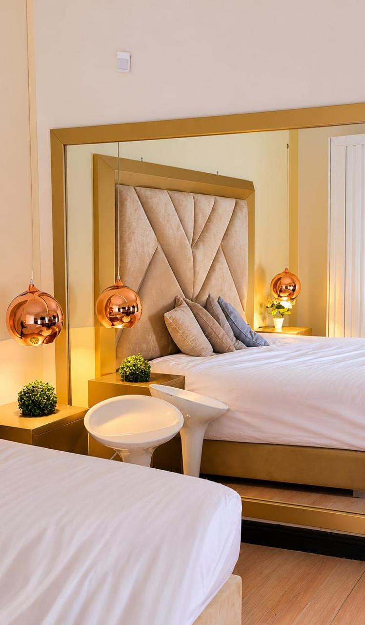Habitación con detalles dorados